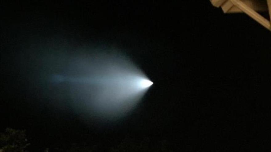 La luz "misteriosa" que se vio en los cielos de Estados Unidos por posible prueba de misiles de la Armada. 7 de noviembre de 2015