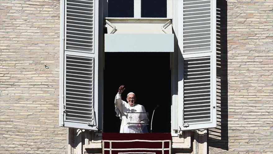 El papa Francisco saluda desde una ventana del Palacio Apostólico durante los rezos del Ángelus, en el Vaticano, 8 de noviembre de 2015.