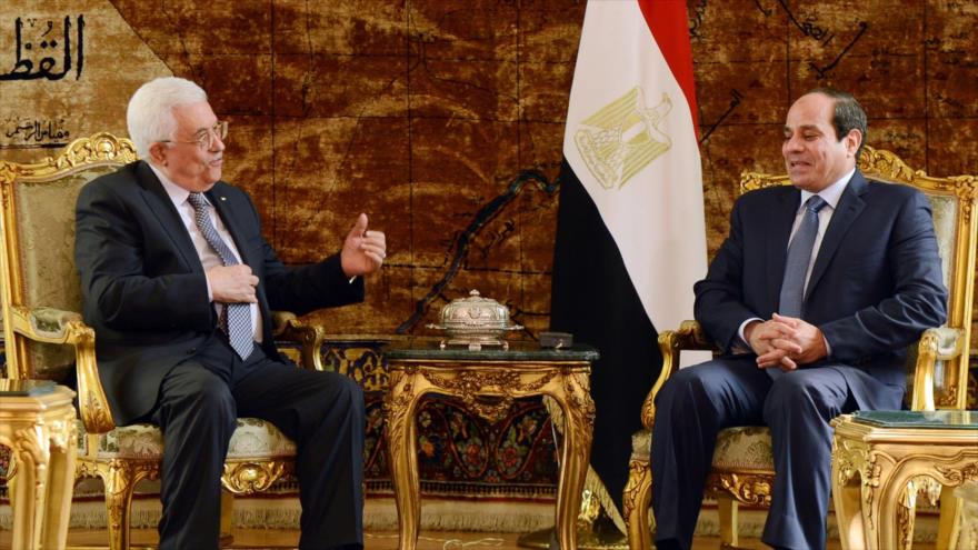 El presidente palestino, Mahmud Abás (izda.) y su homólogo egipcio, Abdel Fatah al-Sisi durante un encuentro en El Cairo, la capital egipcia, 8 de noviembre de 2015.