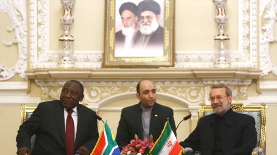 El vicepresidente sudafricano, Cyril Ramafosa (izda.), se reúne con el presidente de la Asamblea Consultiva Islámica de Irán (Mayles), Ali Lariyani (dcha.), en Teherán, capital persa, 8 de noviembre de 2015.