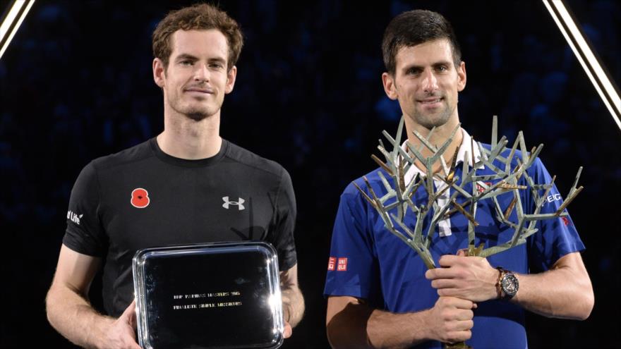 Los tenistas Andy Murray (izq.) y Novak Djokovic tras su partido celebrado en París, capital de Francia. 8 de noviembre de 2015