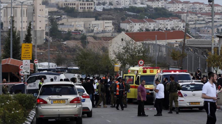Fuerzas israelíes congregadas en la entrada del asentamiento cisjordano de Beitar Illit, donde una mujer palestina murió baleada. 