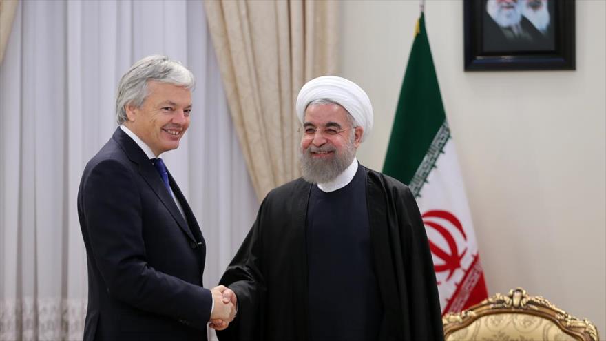 El presidente de Irán, Hasan Rohani (dcha.), y el canciller belga, Didier Reynders, se estrechan la mano durante una visita en Teherán, capital persa. 9 de noviembre de 2015