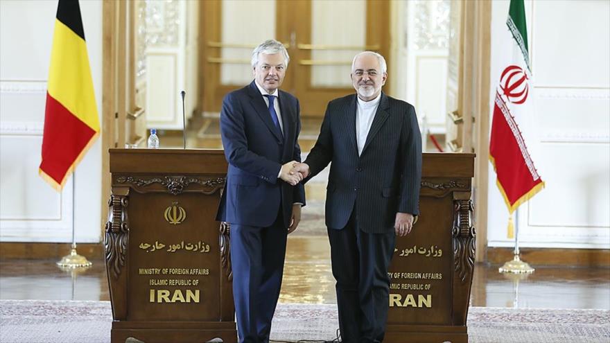 Los ministros de Asuntos Exteriores de Irán y de Bélgica, Mohamad Yavad Zarif y Didier Reynders, respectivamente, ofrecen una rueda de prensa, 9 de noviembre de 2015.