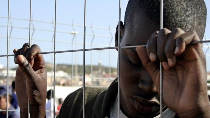 Un inmigrante africano en las fronteras de España.