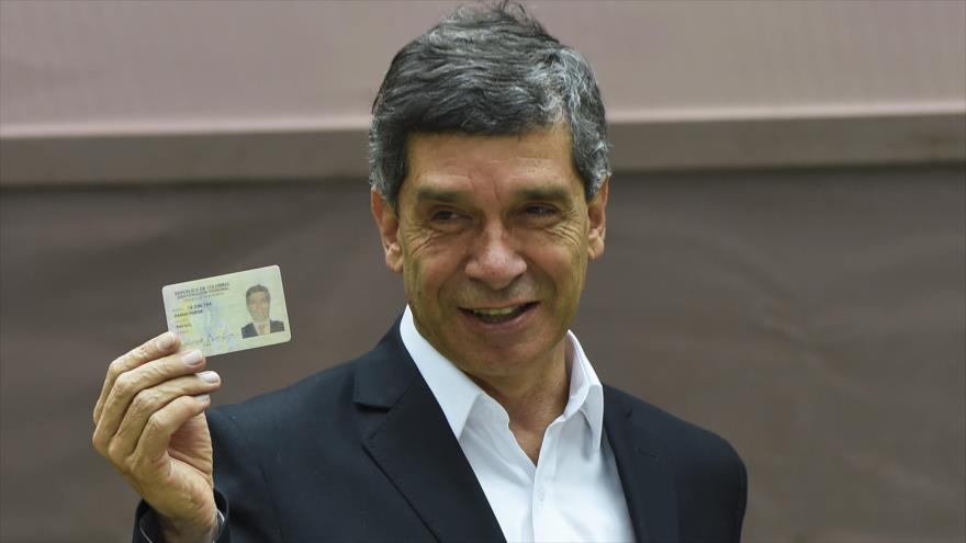 Rafael Pardo, muestra su carné de identidad tras emitir su voto en las elecciones a la alcaldía de la capital de Colombia. 25 de octubre de 2015