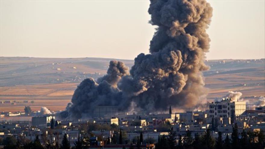 Ataque aéreos de la denominada coalición anti-EIIL en la ciudad oriental siria de Kobani.