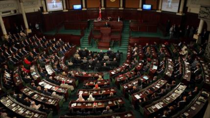 Partido gobernante tunecino pierde mayoría en Parlamento