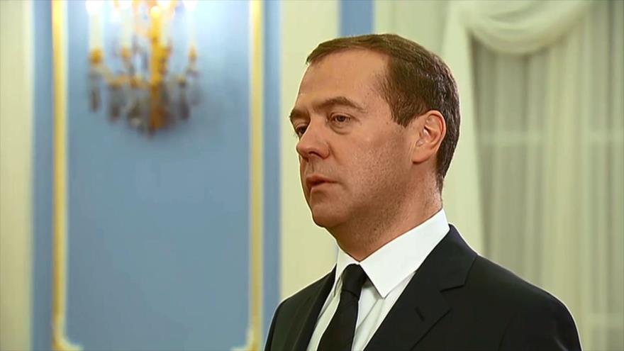 Medvedev admite posible acto terrorista en caída de avión A321 en Egipto