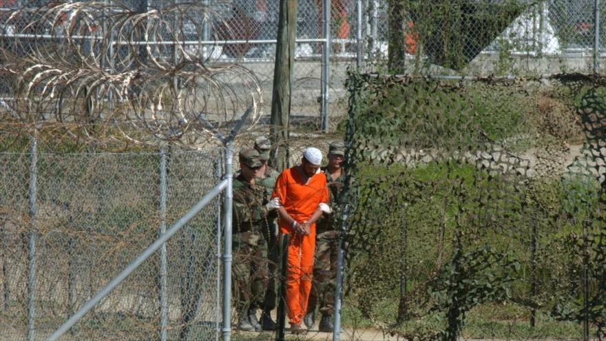 Los militares estadounidenses trasladan a un prisionero de la cárcel militar de Guantánamo (Cuba).