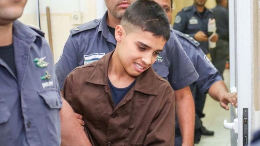 Fuerzas israelíes trasladan a Ahmad Manasra a un tribunal.