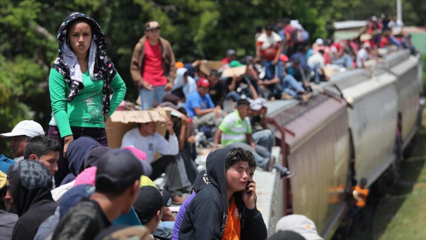 Inmigrantes centroamericanos viajan hacia el norte sobre un tren de carga cerca de Juchitán, en el sur de México.
