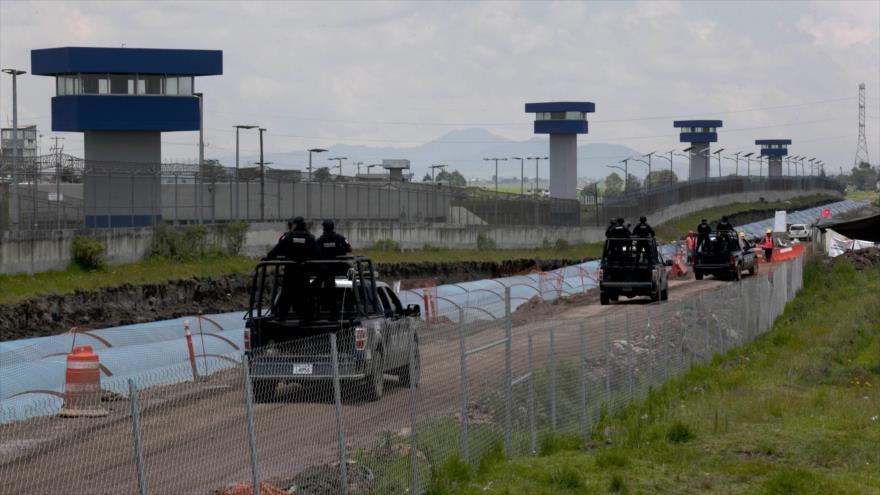 Patrulla de la Policía Federal en el perímetro de la prisión de máxima seguridad de El Altiplano en Almoloya, al oeste de la Ciudad de México, 16 de julio de 2015.