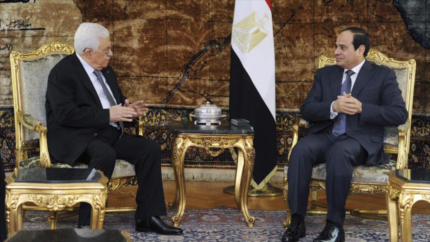 El presidente palestino, Mahmud Abás (izq), y su par egipcio, Abdel Fatah al-Sisi.