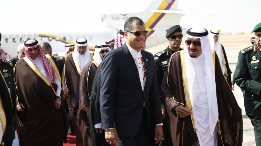 El presidente de Ecuador, Rafael Correa, llegó al Aeropuerto Internacional Rey Jalid en la capital de Arabia Saudí. Fue recibido con honores por el rey Salman bin Abdulaziz Al Saud.