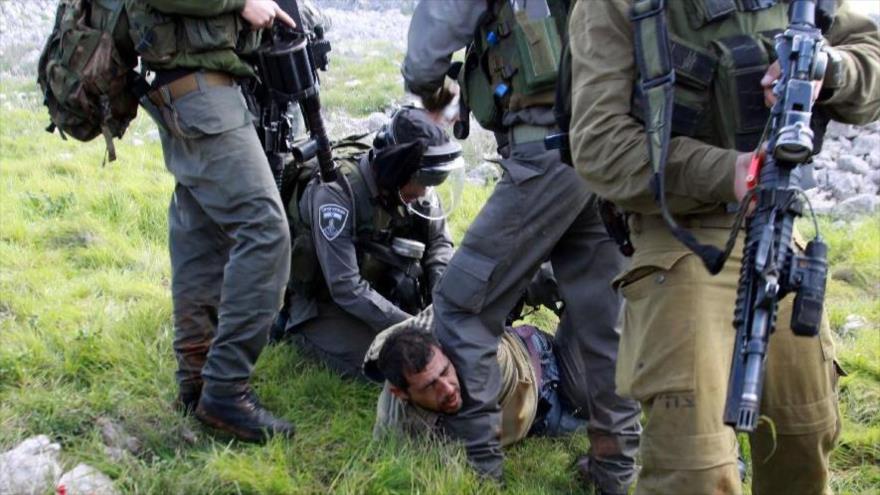Soldados israelíes detienen a un palestino en la ocupada Cisjordania.