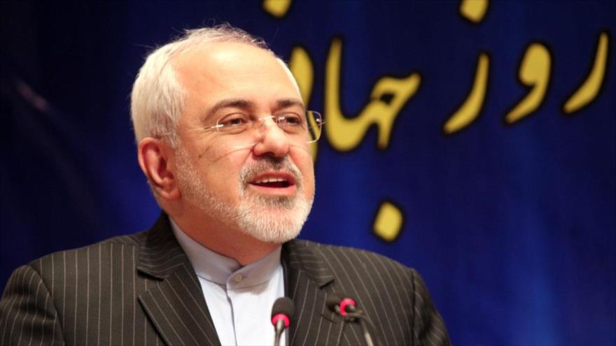 El canciller iraní, Mohamad Yavad Zarif, habla durante la conferencia del “Día Internacional para la Prevención de la Explotación del Medioambiente en la Guerra y los Conflictos Armados”, celebrada en Teherán, capital persa. 10 de noviembre de 2015