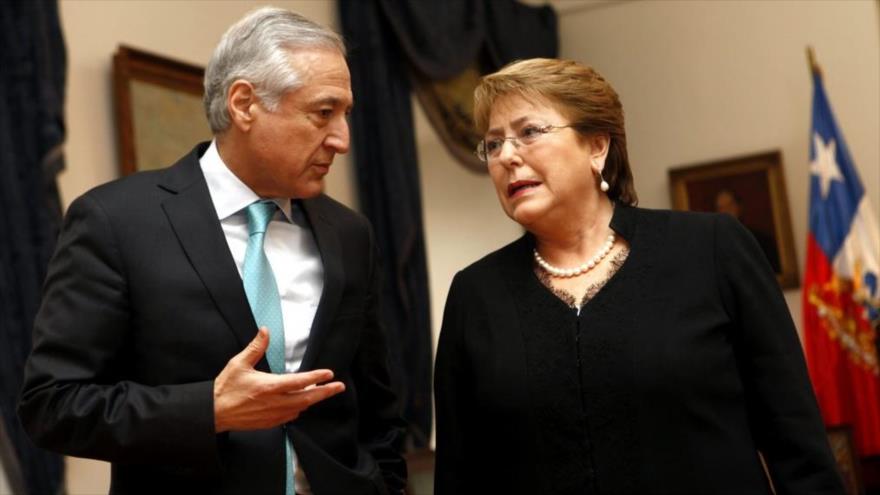 Michelle Bachelet, presidenta de Chile, y su ministro de Exteriores, Heraldo Muñoz.