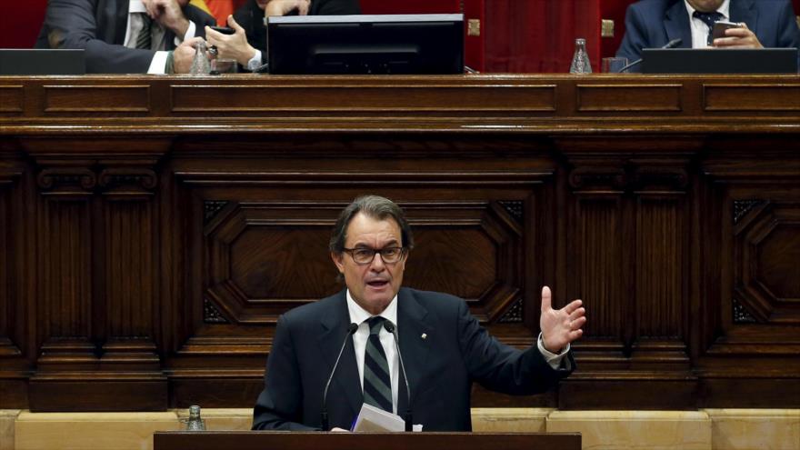 El presidente de la Generalitat en funciones, Artur Mas, habla durante la sesión de investidura en el Parlamento de Cataluña en Barcelona, España.10 de noviembre 2015