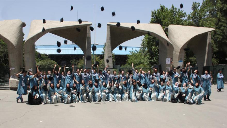 Unos estudiantes celebran su graduación frente a la entrada de la Universidad de Teherán, en la capital persa.