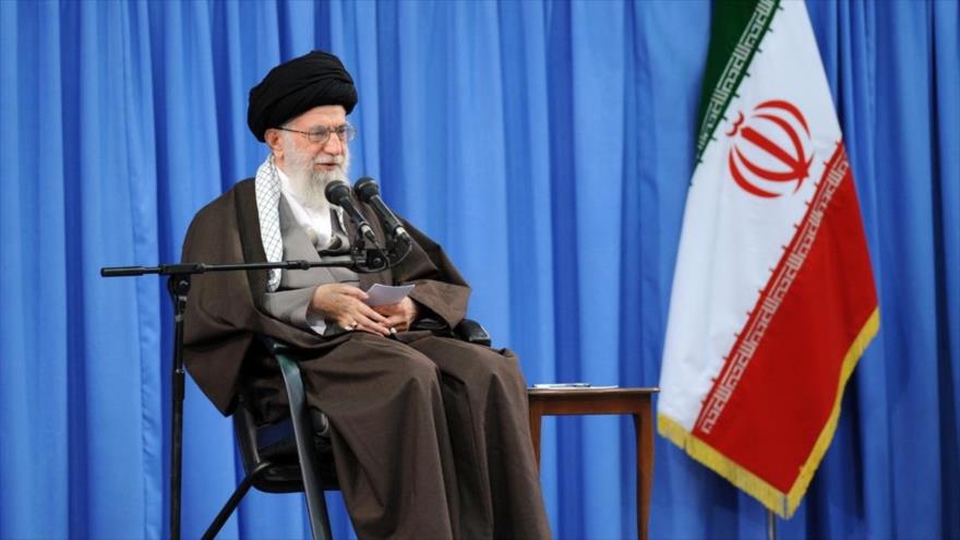 El Líder de la Revolución Islámica de Irán, el ayatolá Seyed Ali Jamenei, ofrece un discurso ante universitarios iraníes, 11 de noviembre de 2015.