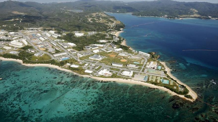 Obras en la base militar estadounidense de Futenma, en Okinawa, a cuya reubicación se oponen los lugareños japoneses.