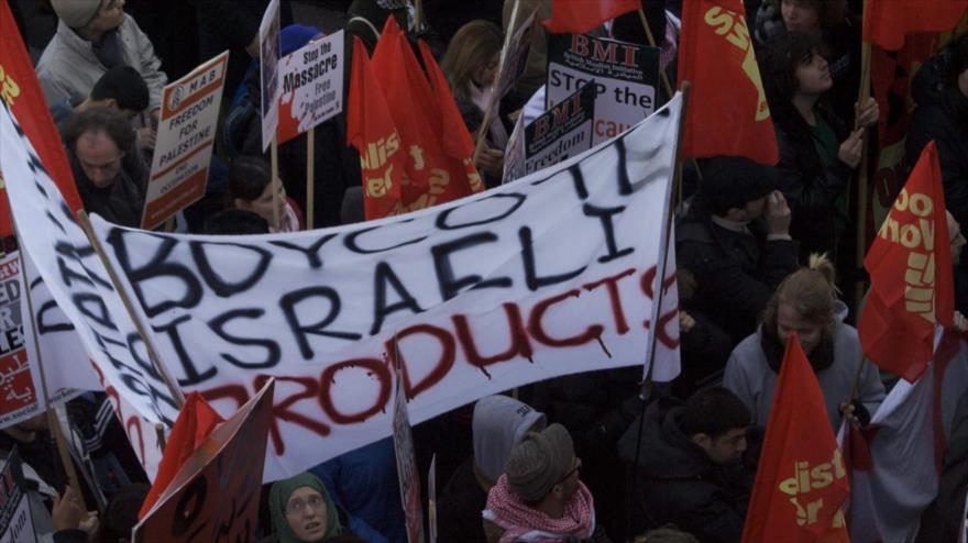 Manifestantes británicos piden boicotear productos israelíes.