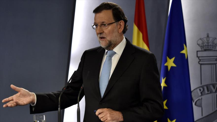 El presidente del Gobierno español, Mariano Rajoy participa en una conferencia de prensa después de una reunión extraordinaria en Madrid, la capital, con los miembros del Gobierno sobre la aprobación de la reciente resolución catalana, 11 de noviembre de 2015.