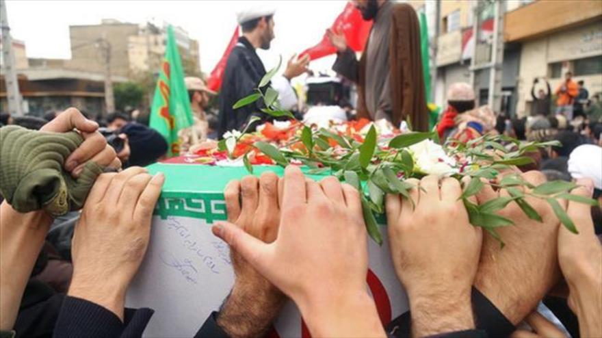 Habitantes de la provincia de Alborz participan en el funeral del hoyatolislam Ali Tamamzade, defensor del santuario en Siria del Hazrat Zeinab (la nieta del profeta del Islam, el Hazrat Mohamad, la paz sea con él), asesinado por grupos terroristas, 11 de noviembre de 2015.