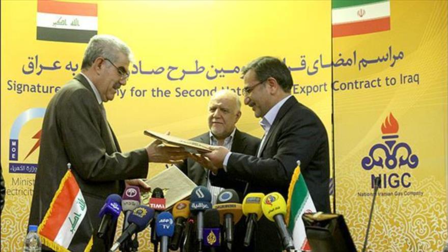 De izquierda a derecha, el viceministro iraqui de Energía, Jaled Hasan Saleh, el ministro iraní del Petróleo, Biyan Namdar Zanganeh y el viceministro persa del Petróleo, Hamidreza Araqi, 11 de noviembre de 2015.