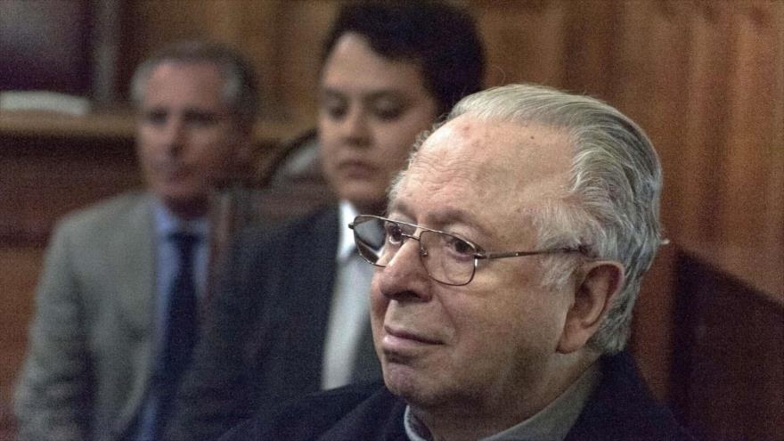 El sacerdote Fernando Karadima compareciendo ante un tribunal en Santiago (capital chilena). 11 de noviembre de 2015