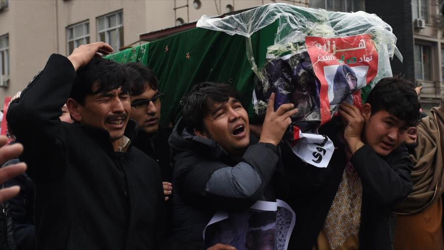 Dolientes afganos portan el cadáver de uno de los chiíes decapitados en una protesta en Kabul (capital), 11 de noviembre de 2015.
