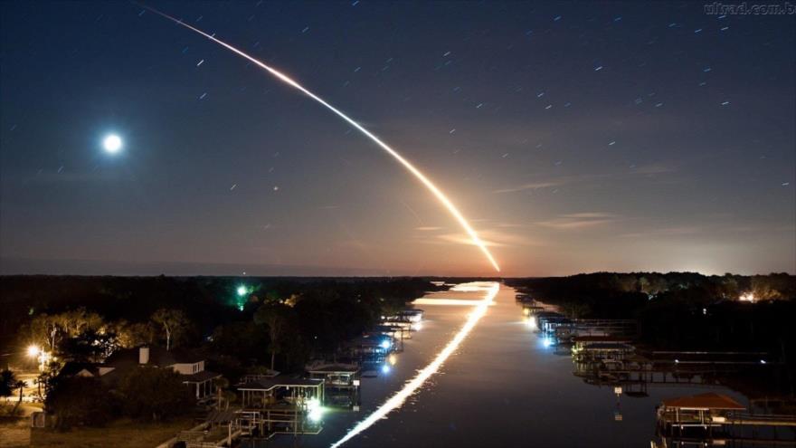 Ilustración de un asteroide que pasa cerca de la Tierra.