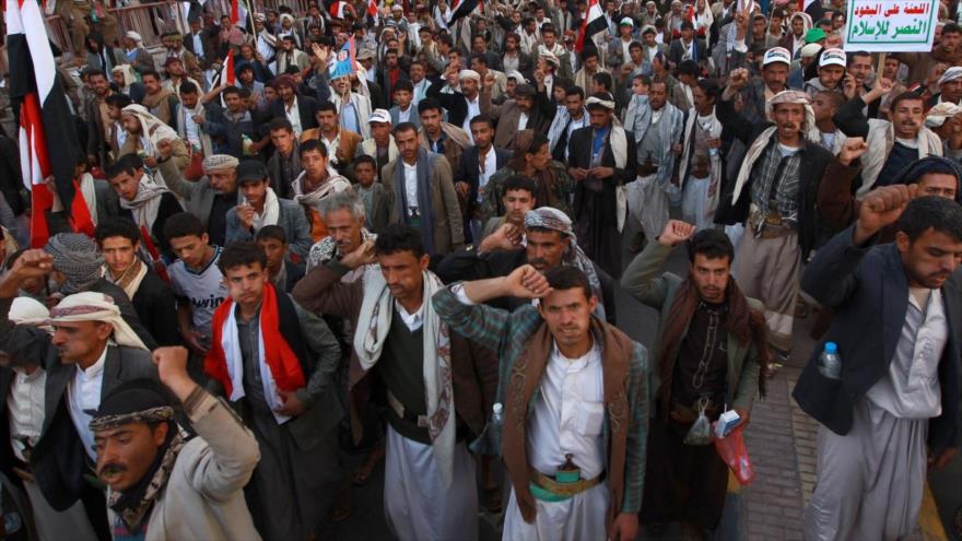Los yemeníes se manifiestan contra la agresión saudí a Yemen.