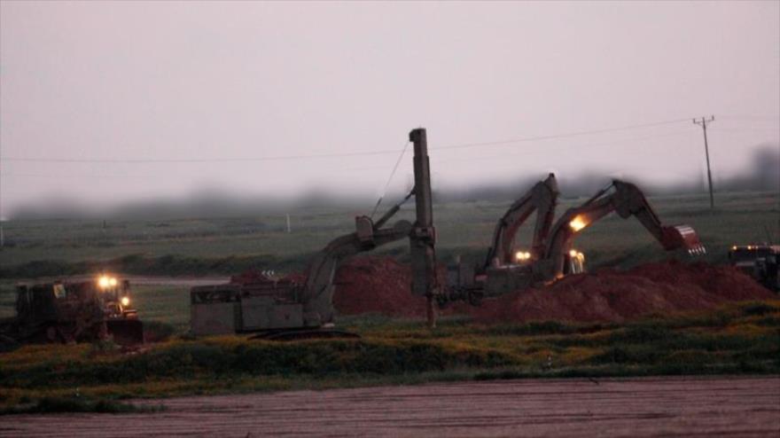 Instrumentos israelíes excavan las tierras cerca de la Franja de Gaza.