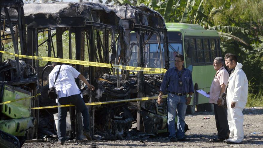 Investigadores inspeccionan los autobuses del transporte público consumidos por un incendio, en una estación de la ciudad mexicana de Villahermosa (Tabasco, sureste). 11 de noviembre de 2015