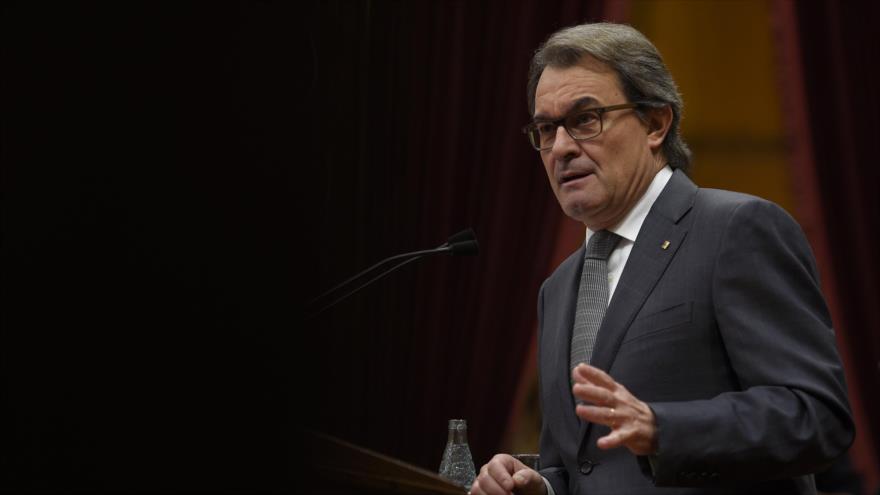El presidente en funciones de la Generalitat de Cataluña (noreste de España), Artur Mas, durante un debate por la investidura a la presidencia, en el Parlamento catalán en Barcelona, 12 de noviembre de 2015.