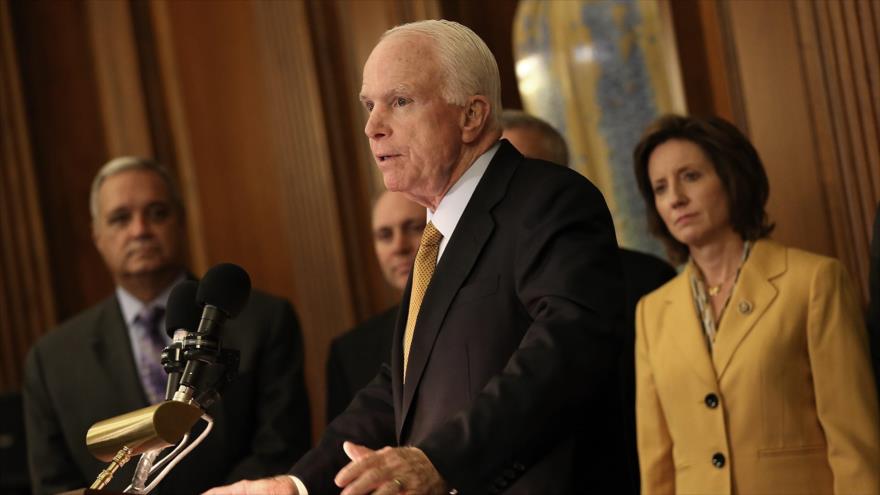 El senador estadounidense John McCain habla durante la ceremonia de firma de la Ley de Autorización de Defensa Nacional (NDAA, por sus siglas en inglés) en el Capitolio de los EE.UU. en Washington D.C. 20 de octubre de 2015.