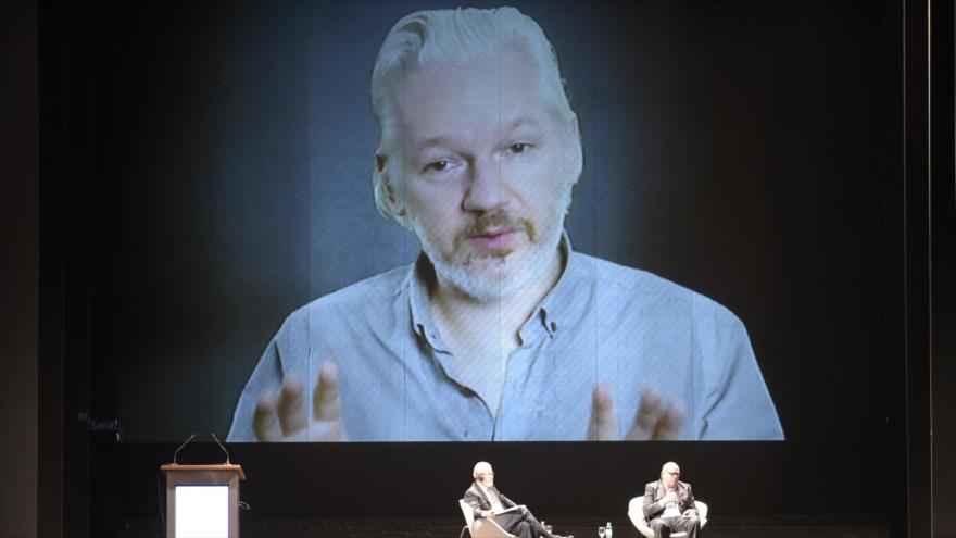 El creador del sitio de filtraciones WikiLeaks, Julian Assange, durante una videoconferencia, 9 de septiembre de 2015.