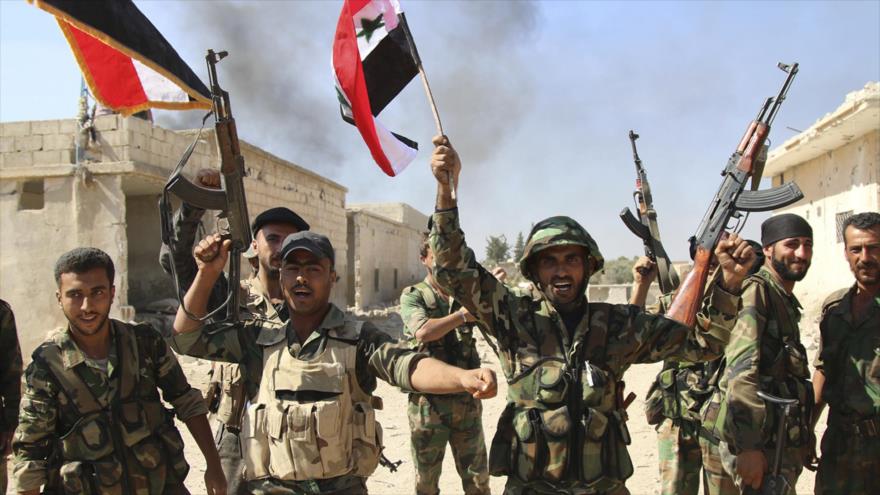 Soldados sirios celebran una victoria ante los terroristas en la provincia de Hama, 11 de octubre de 2015.