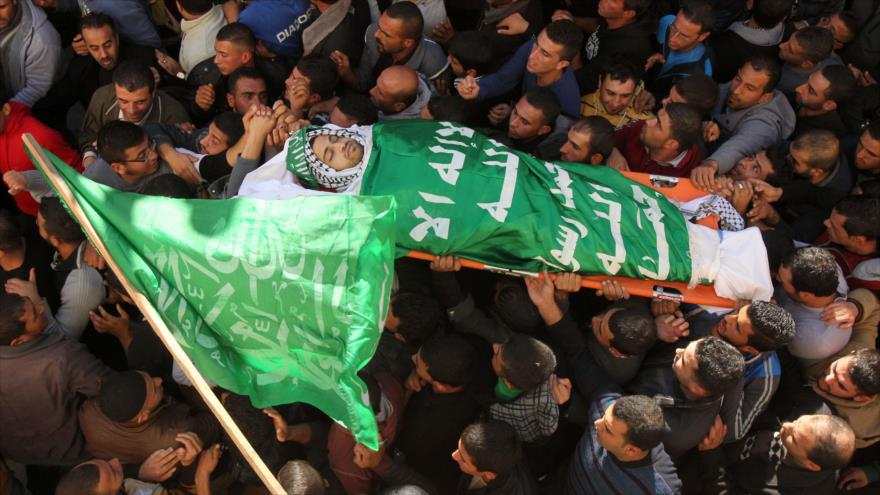 Miles de palestinos han acudido al funeral de Abdolá Azam al-Shalalde, de 28 años, que ha muerto a manos de los soldados israelíes disfrazados de civiles en la ciudad cisjordana de Al-Jalil (Hebrón), 12 de noviembre de 2015.