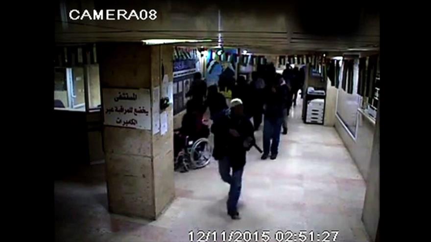 Captura de pantalla del vídeo en el que se ve cómo las fuerzas israelíes disfrazadas de civiles se infiltran en un hospital en la ciudad cisjordana de Al-Jalil (Hebrón).