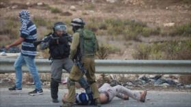 Video: Fuerzas israelíes golpean a un estudiante palestino