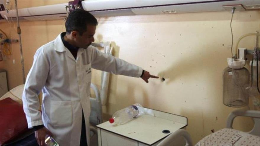 Un médico palestino muestra un agujero de bala en el hospital al-Ahli en la ocupada ciudad cisjordana de Al-Khalil (Hebrón), después de un ataque de los soldados israelíes. 12 de noviembre de 2015