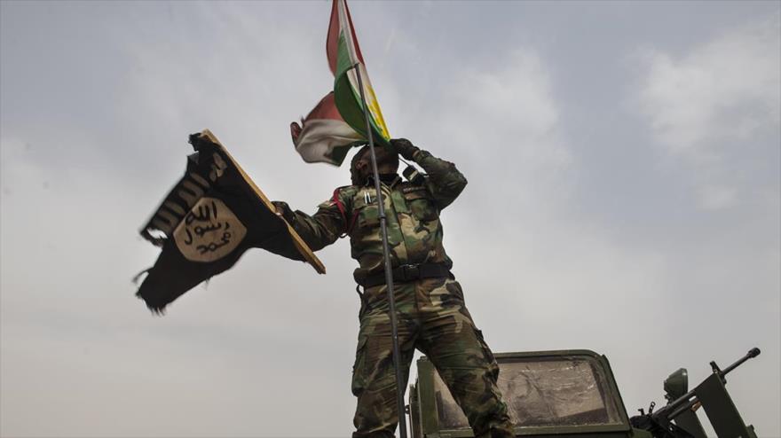 Fuerzas kurdas liberan Sinyar y alzan su bandera