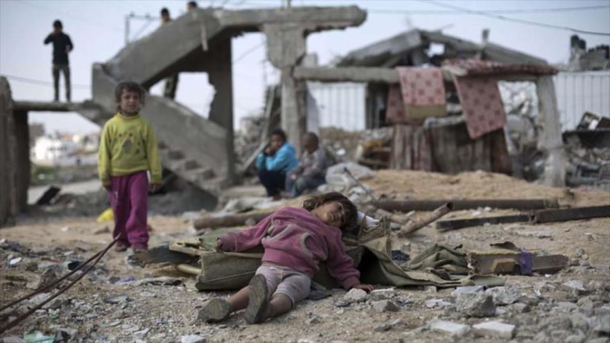 Niños yemeníes entre edificios en ruinas por la agresión saudí.