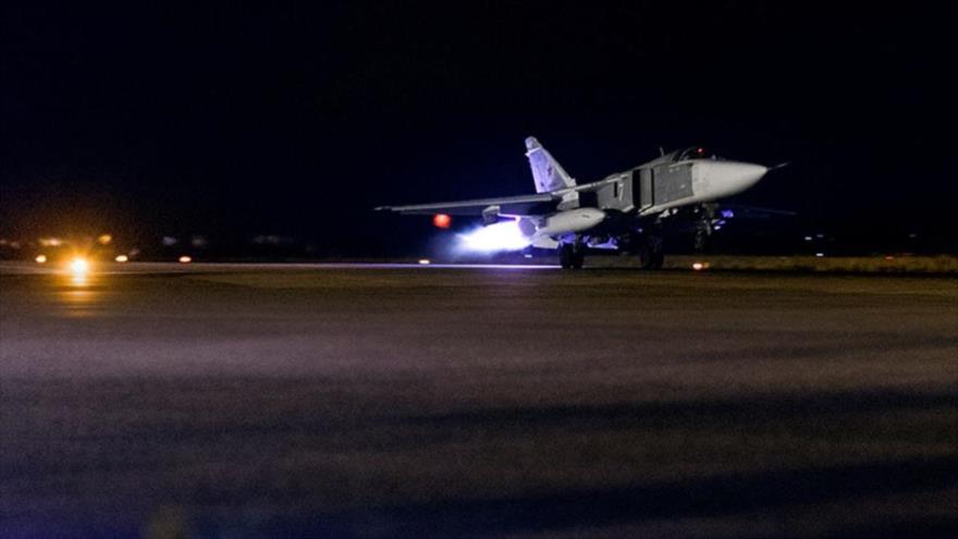 Un cazabombardero ruso se dispone a lanzar un ataque aéreo nocturno contra posiciones terroristas a partir del aeródromo de la ciudad siria de Latakia.