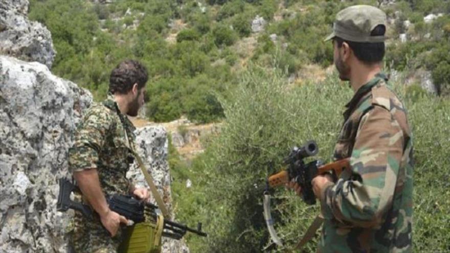 Soldados del Ejército sirio vigilan su puesto en la provincia de Hama.