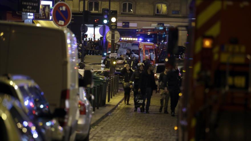 Las fuerzas de seguridad francesas evacúan a la gente en el área de Rue Bichat en el distrito 10 de la capital francesa de París tras una serie de atentados, 13 de noviembre de 2015.
