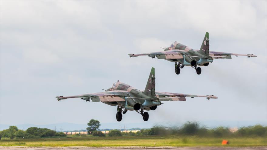 Dos cazas rusos modelo Sujoi Su-24M despegan de la base aérea Hmeymim, situada en la ciudad de Latakia, oeste de Siria. 